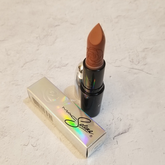 la reina lipstick